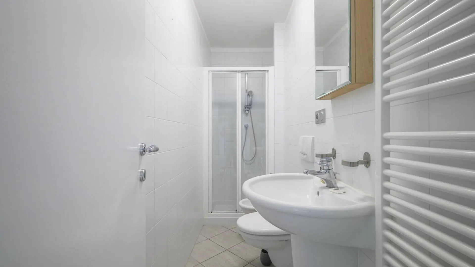 Les Miradors, Charmant Appartement De 2 Chambres En Rdc, Jardin Privatif, Piscine, Vue Mer Et Parking Menton France
