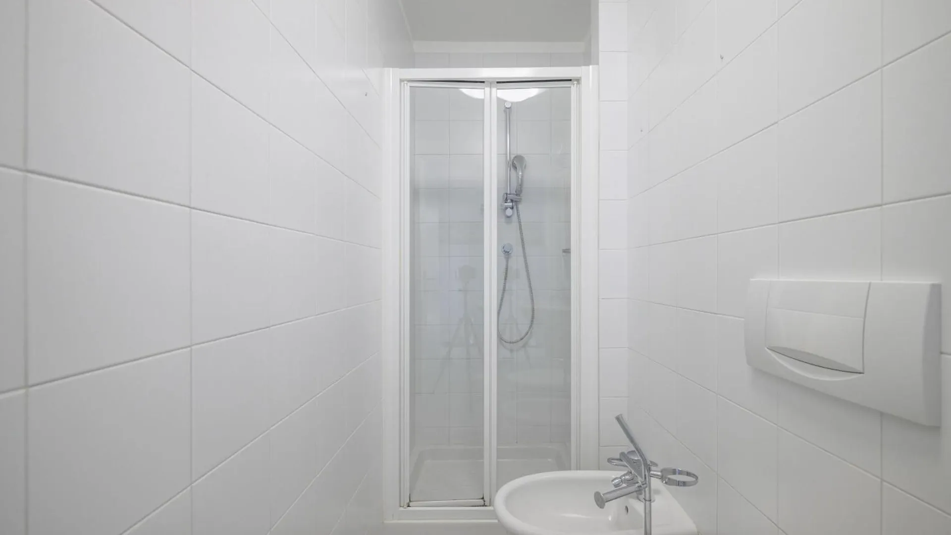 Apartment Les Miradors, Charmant Appartement De 2 Chambres En Rdc, Jardin Privatif, Piscine, Vue Mer Et Parking Menton