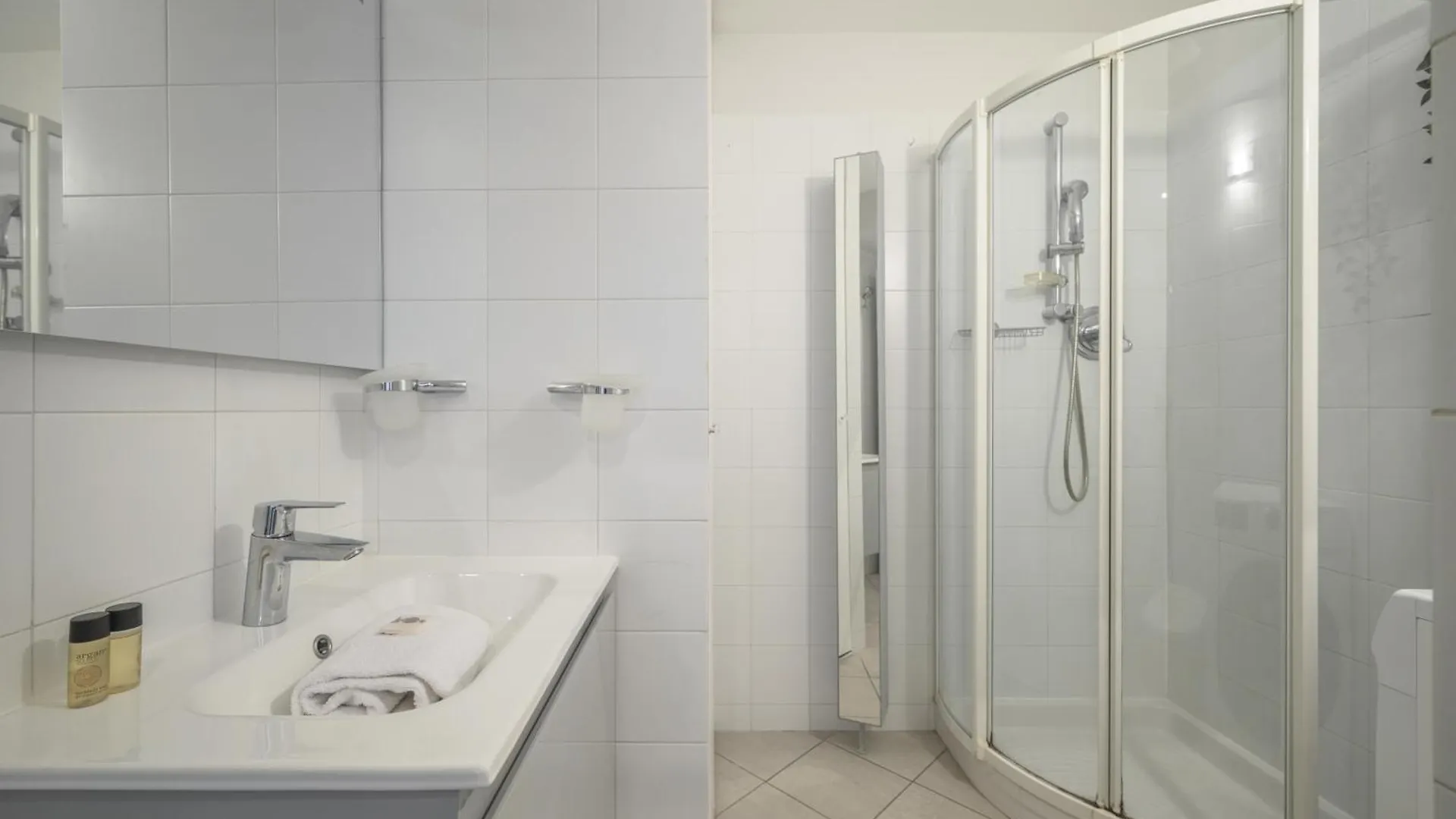 Les Miradors, Charmant Appartement De 2 Chambres En Rdc, Jardin Privatif, Piscine, Vue Mer Et Parking Menton