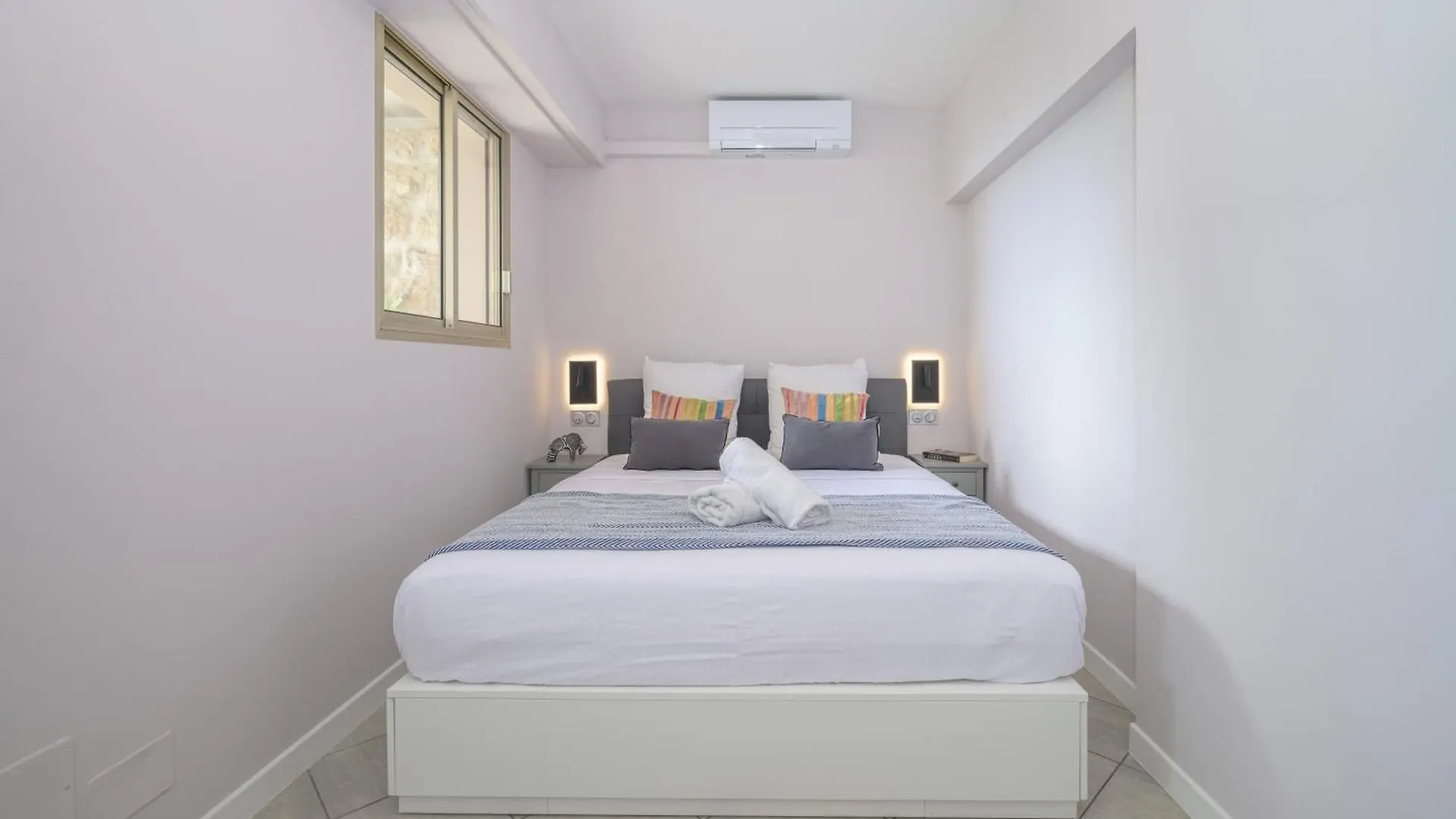 Les Miradors, Charmant Appartement De 2 Chambres En Rdc, Jardin Privatif, Piscine, Vue Mer Et Parking Menton 0*,