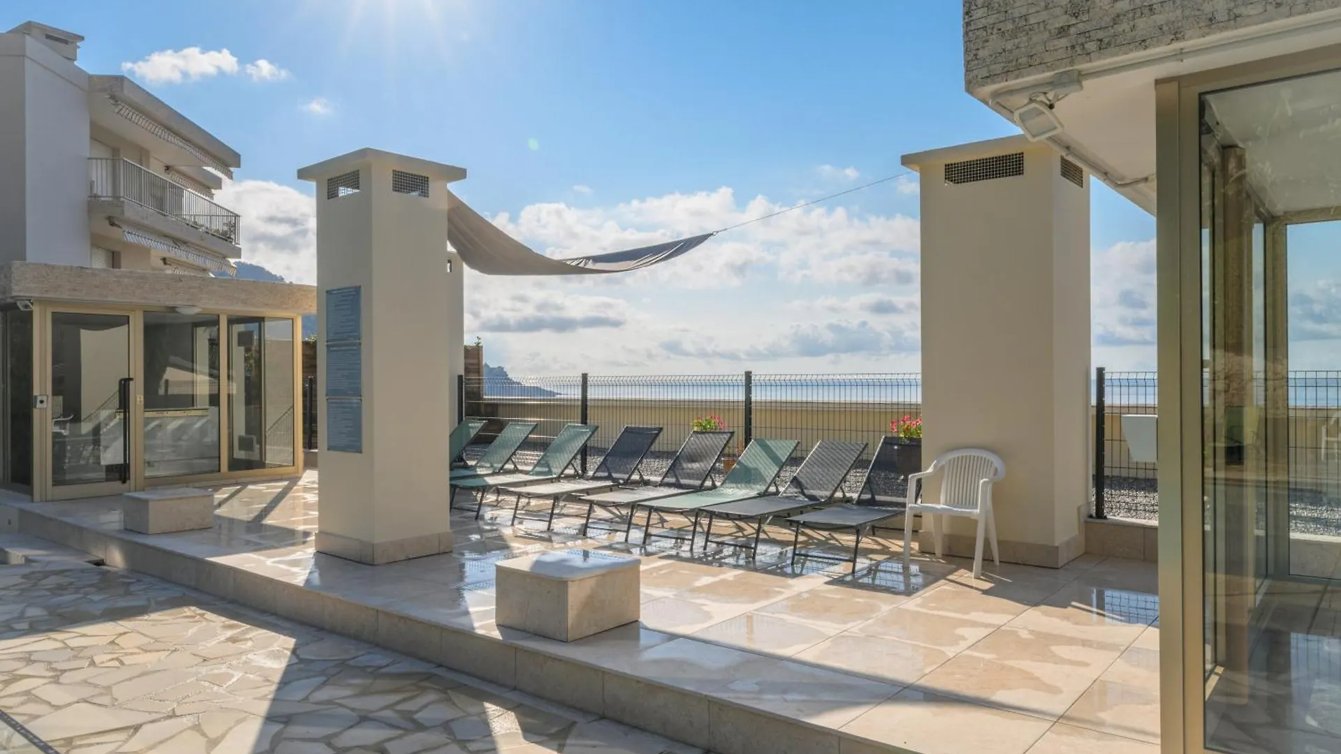 Les Miradors, Charmant Appartement De 2 Chambres En Rdc, Jardin Privatif, Piscine, Vue Mer Et Parking Menton